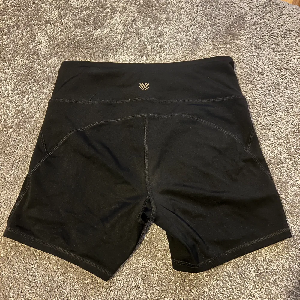 Hej jag säljer mina svarta biker shorts från märket Forever21. Shortsen har storlek S och är true to size.   Hör av dig om du har några frågor. . Sport & träning.