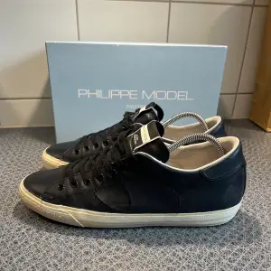 Tjena säljer nu ett par trendiga Philippe model skor. Väldigt fint skick bara använda enstaka gånger. Mörkblå färg . Box ingår. Skriv vid minsta lilla fundering😁