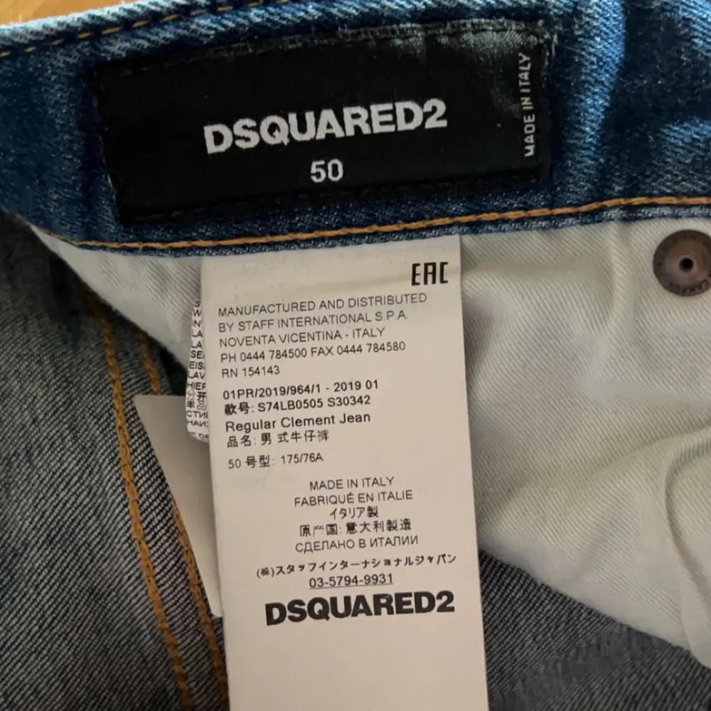 riktigt fina dsquared2 jeans, den enda nackdelen är att det fanns ett hål som nu är lagat som ni kan se på bilden.. Jeans & Byxor.