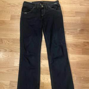 Ett par as snygga lågmidjade jeans, inte alls skinny men raka i benen, sitter väldigt lågmidjat🫶🏻, lite för långa för mig som är 162 cm