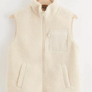 Teddyväst  - Intressekoll på denna supersnygg Teddyväst från Lindex💘 Aldrig använd!  Säljer vid bra bud 🙏🏼