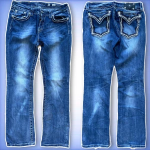 Miss me jeans - Ett par jätte fina och unika bootcut miss me jeans, med fina och speciella bakfickor. Hör av dig ifall du har frågor!😊 (Midjemått 42cm tvärs över, innerben 81cm)