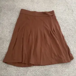 Ljus brun kjol som är i jättefint skick från Lindex i storlek 128!