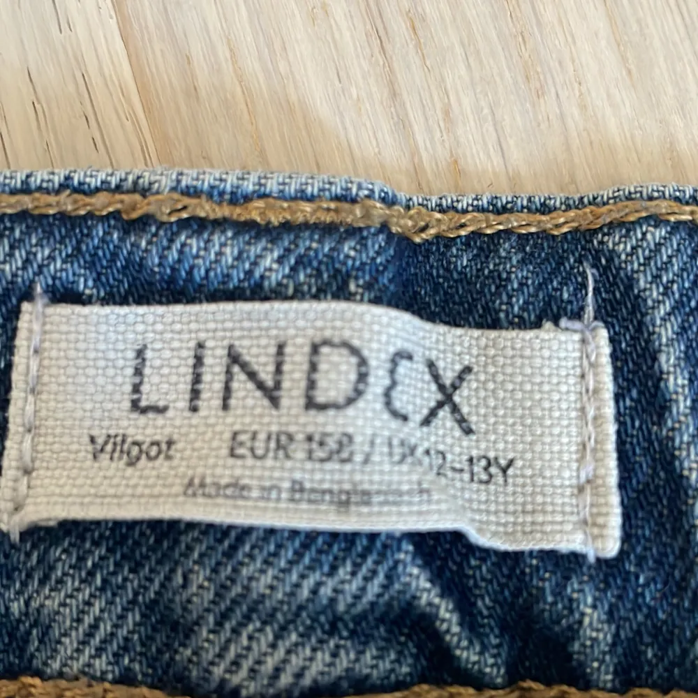 Säljer Vilgot jeans ifrån Lindex. Storlek 158. Använda men gott skick. Slitning längst ner (se sista bild) där av lägre pris. Jeans & Byxor.