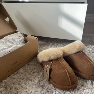 Shepherd tofflor  - Säljer dessa skit snygga tofflor då de är för små och hann inte lämnas tbx, orginalpris 859kr 🥰🥰