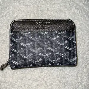Populära märker goyards plånbok, har mycket plats och är en snygg accessoar både för killar och tjejer!