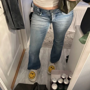 Lågmidjade bootcutjeans - Lågmidjade bootcutjeans som tyvärr är för korta för mig som är 167💝 Midjemått 40cm (tvärs över) Innerbenslängd 74cm