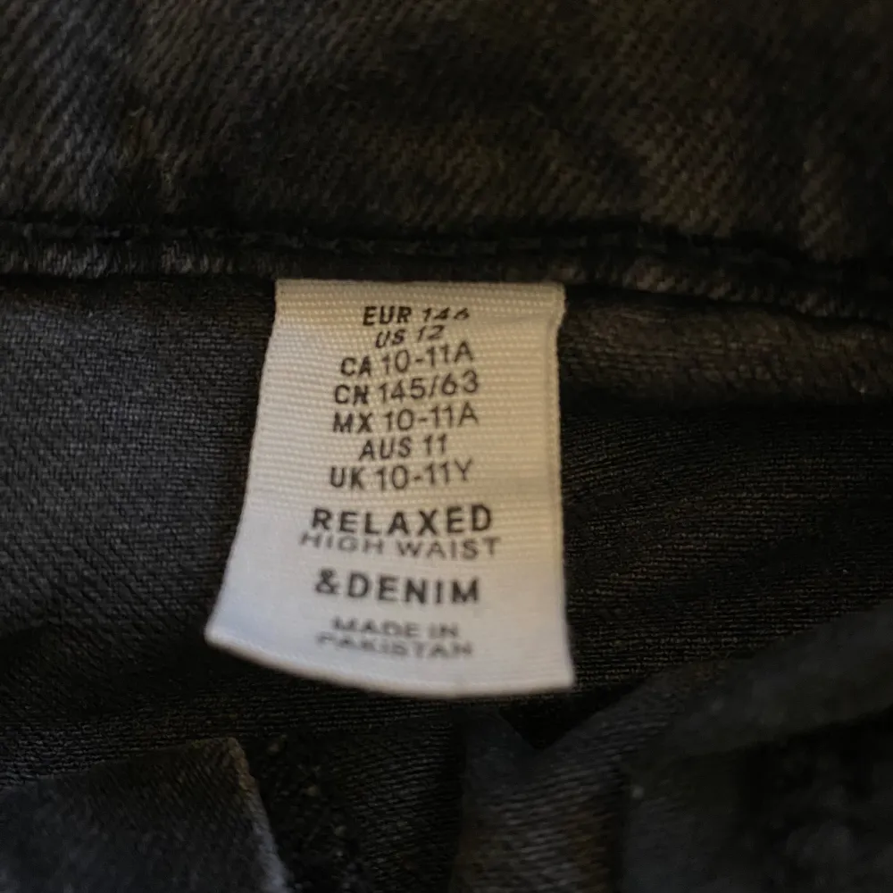 Mörkgråa jeansshorts från Lindex. Bra skick, köparen står för frakten.💓. Shorts.