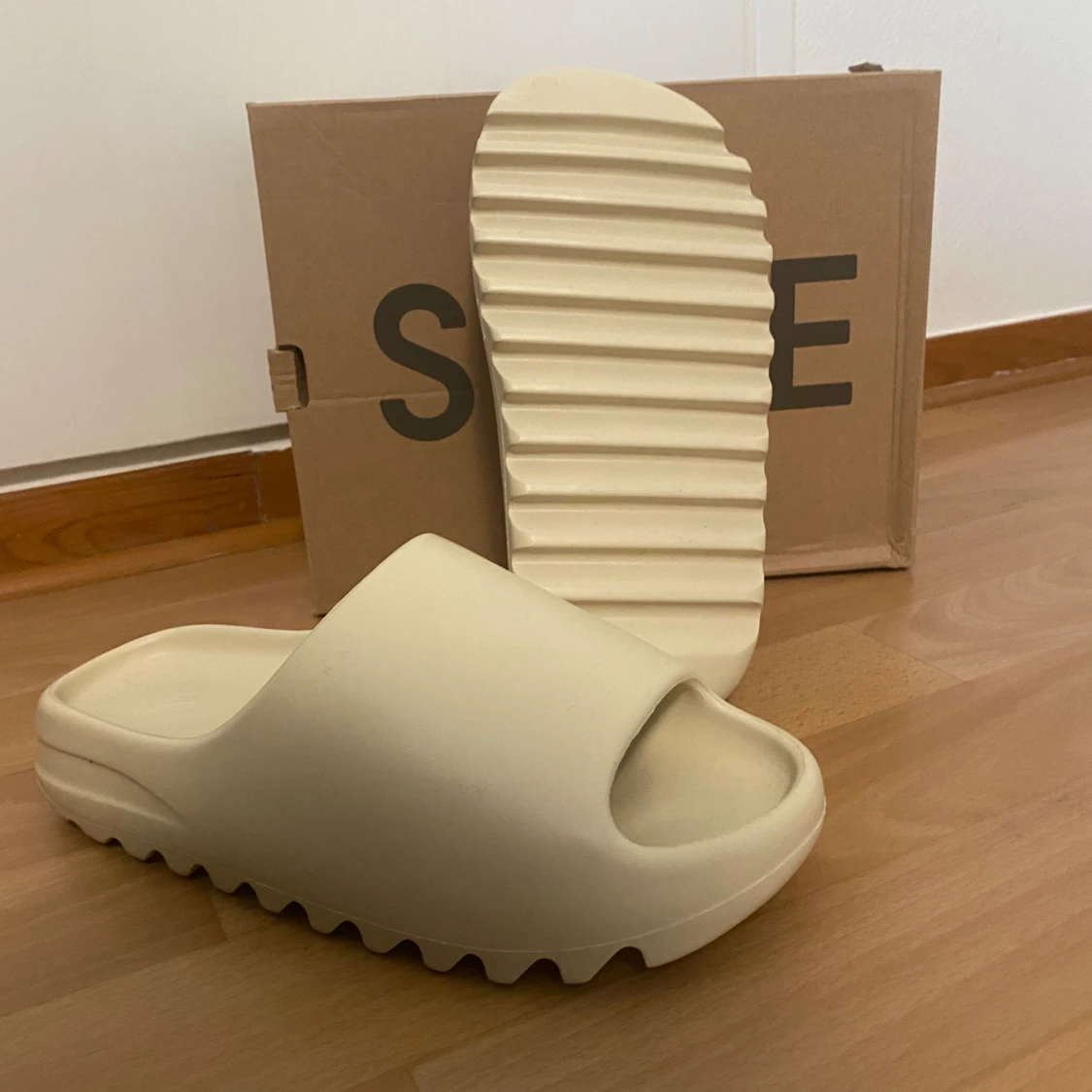 Yeezy slides 42 - 90
