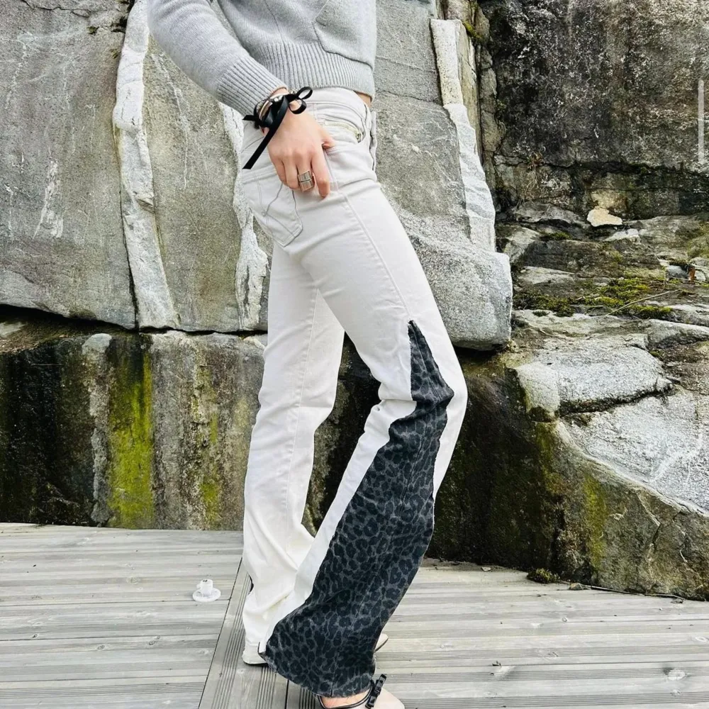 Vita jeans med leopard design🤍 Storlek: innerbenslängd= 83cm, midjemått: 37cm rakt över (modellen är 173cm) Köp sker via ” köp nu” eller via vår instagram: retrochics.uf💋. Jeans & Byxor.