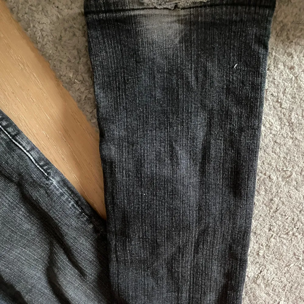  Svarta jeans som jag aldrig använder därför säljer dom skriv om ni har fler frågor  Midja 36  Jag är 166 cm. Jeans & Byxor.
