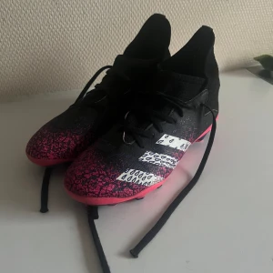 Fotbolls skor  - Fotbolls skor som är andvända några gånger.