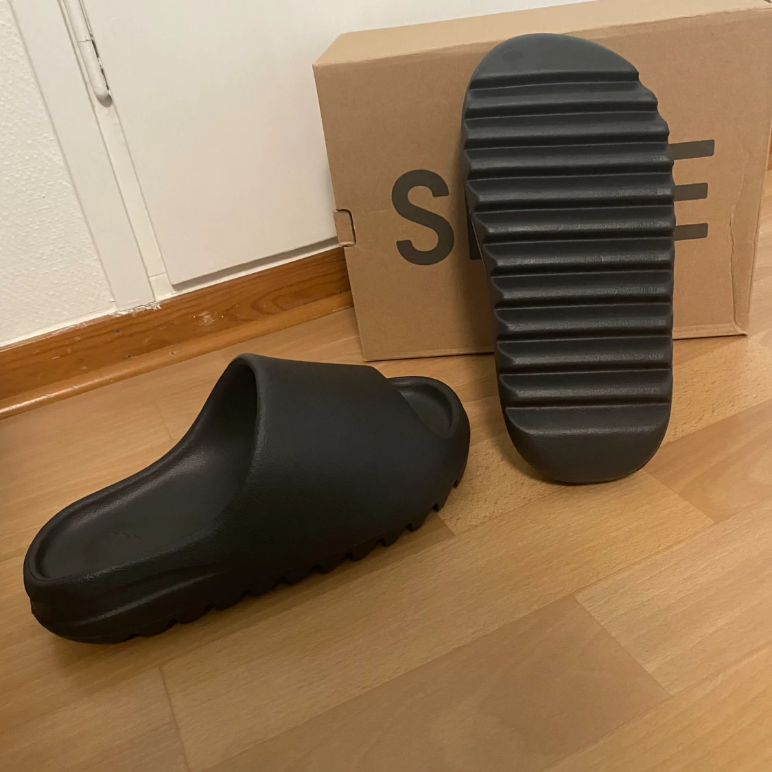Svarta yeezy slides 43 - 90