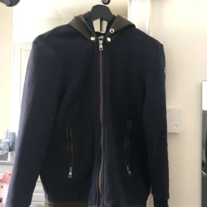 Moncler Contrast Hoodie/Cardigan  - Moncler jacka/contrast hoddie. Storlek 1/S Köpt för 6k Kvitto finns från Farfetch. Vid frågor vänligen kontakta mig. 
