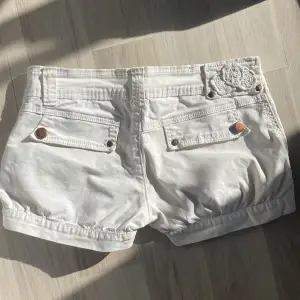 Så fina lågmidjade vita shorts. Söta fickor och detaljer! Unikt blommönster på bakdelen🌟 Superbra skick!