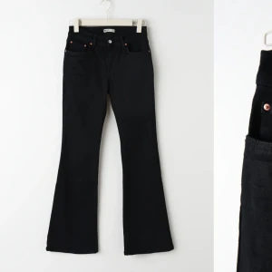 Bootcut jeans  - Säljer dessa low waist bootcut jeansen från gina tricot  i storlek 34. Säljer dom för att de har blivit lite korta på mig, nypris 500 och pris kan diskuteras🥰