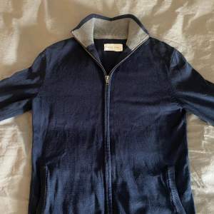Zip tröja från märket Pier one. Storlek small, herrmodell. Mörkblå och i nyskick.  