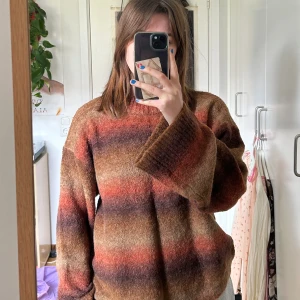 NA-KD tröja  - Stickad tröja från NA-KD. Aldrig använd. Jätte skön och oversized 