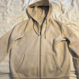 Polo Ralph Lauren zip hoodie - Tjena, säljer nu min raffe zip då den är för liten. Den är använd och har en liten defekt. Därför säljer jag den billigt, Skriv vid frågor och funderingar.