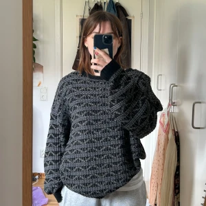 Stickad tröja!  - Jätte fin stickad tröja med vita mönster på. Köpt på beyond retro! Väldigt oversized på mig som normalt har XS i kläder. 
