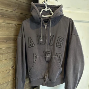 Arigato hoodie - Säljer hoodien för jag inte har använt den så mycket. Bra kvalitet. Storlek är M men den passar även S.