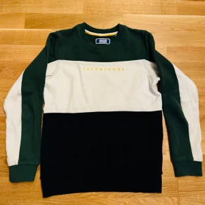 Jack and Jones tröja - Jack and Jones tröja det finns två st av de samma storlek. Köpt för 500 kr styck säljer 350 kr styck eller båda för 600 kr. Använd några gånger. För mer information och bilder kontakta mig. 