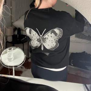 sweatshirt med fjäril design på ryggen, knappt använd, strl S men passar M, 99kr plus frakt 