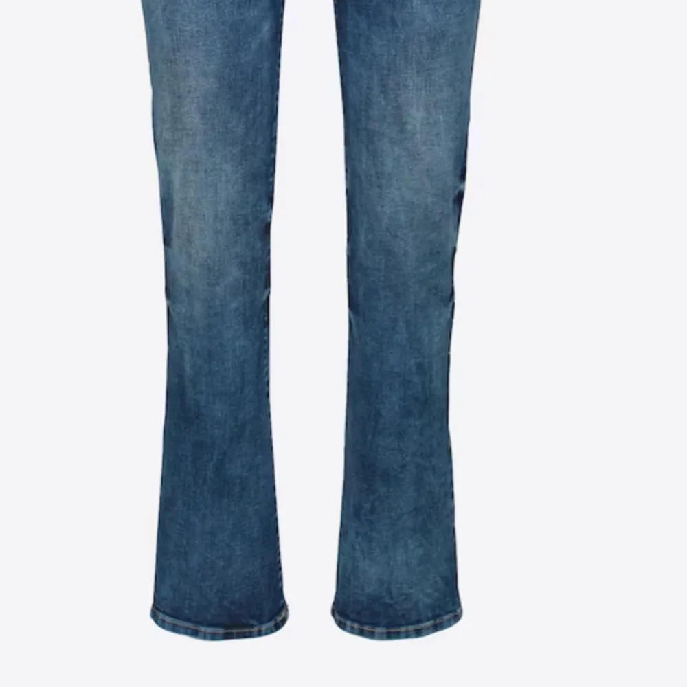 Säljer mina ltb jeans i ”Valerie”  Säljer för att dom aldrig använts. Inga defekter på dom och dom är som nya. Köptes för 800 kr. Bara att fråga om fler bilder eller funderingar🙌🏼 lite långa på mig som är 167. Jeans & Byxor.