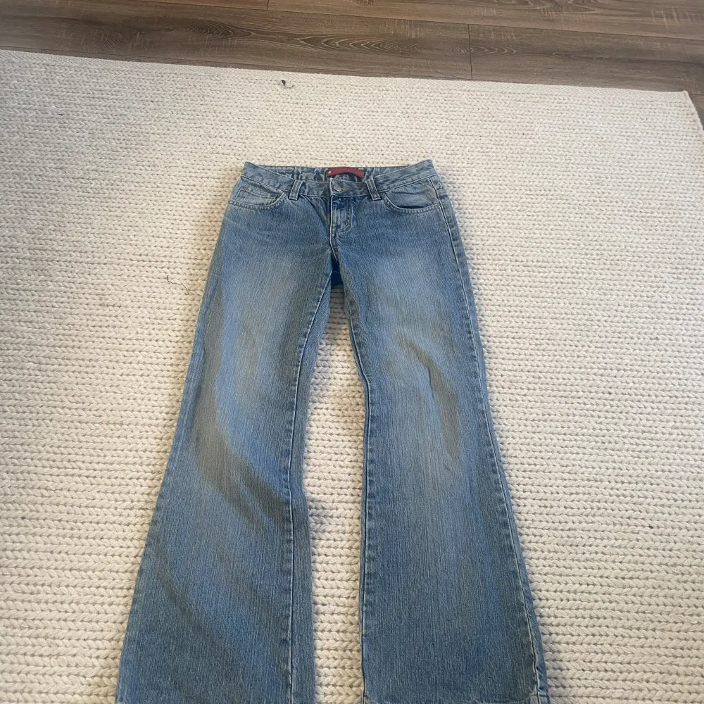 Lågmidjade jeans med coola fickor! De passar tyvär ej mig men någon som är runt 160-165 passar de troligen🩷  De är ganska utsvängda och köpta secondhand! Kan gå ner i pris🩷. Jeans & Byxor.