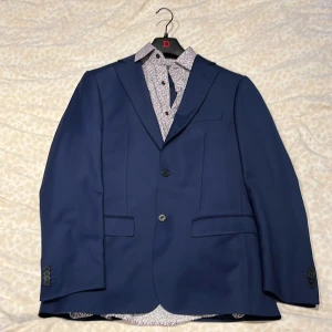 Kostym perfekt till studenten  - Detta är en kostym från dressman, perfekt till studenten. Använd endast två gånger. Skjortan har en liten liten fläck men den syns knappt, storleken på skjortan är slim fit (37-38). Byxorna och kavajen är också slim fit och sitter som S. 