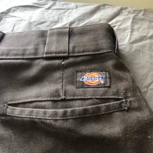 Dickies 874 byxor - Bruna dickies chinos i storlek 30/30 men sitter som 28/30. De har ett litet hål på låret och där nere på ena benet finns slitningar samt har sömmen gått upp lite på samma ställe. Midja tvärs över: 37.5cm | Ytterbenslängd: 99cm | Innerbenslängd: 73cm 