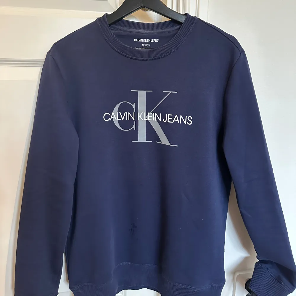 Marinblå sweatshirt från Calvin Klein, storlek Small. Hoodies.