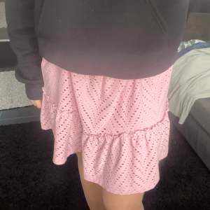 Säljer denna fina rosa kjol i fint skick! Använd ett fåtal gånger. Den är stretchig i midjan så passar S-L💞