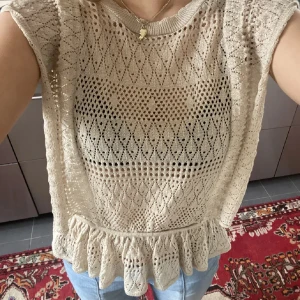 Topp Zara - så söt topp från zara! storlek s men passar även mig som är xs! Har inga fler bilder då de är lånade🥰