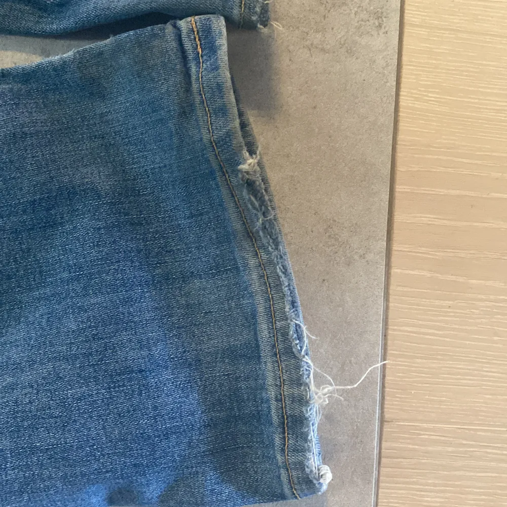 Jätte snygga lågmidjade jeans från Zara💞I storlek 34 och passar nog dig som är mellan 166-172. Bra skick bara lite slitna längst ner🙏Köpte för 399kr. Skriv för mer frågor och bilder! . Jeans & Byxor.
