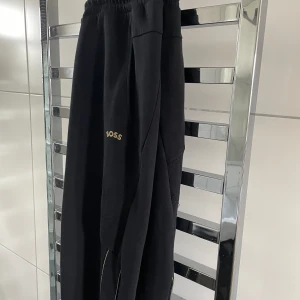 Hugo Boss Byxor - Sköna Mjukisbyxor Strl M