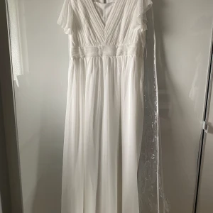 Vit klänning  - Helt oanvänd och köpt för ungefär 6 månader sen. Pris kan diskuteras vid snabbt köp