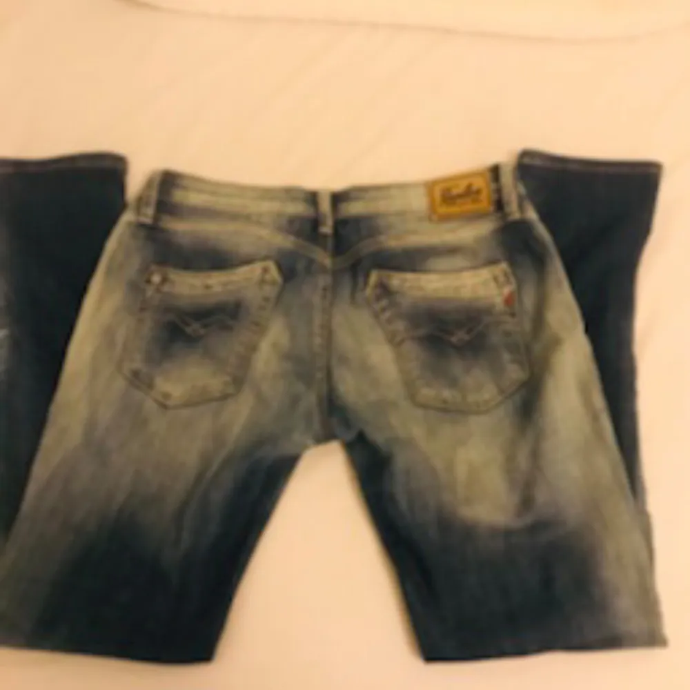 Super snygga lågmidjade jeans med outwash. De är i storlek S men skulle kunna passa liten m. Kom privat för flera bilder eller frågor💗. Jeans & Byxor.