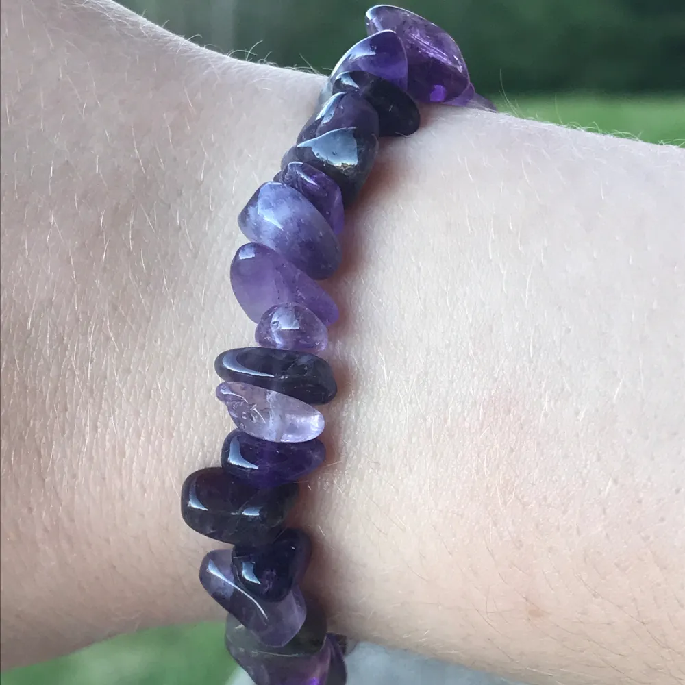 Handgjort armband av ametist och elastisk trÄd. Har ett till i storleken större och ett av flourit . Asusteet.