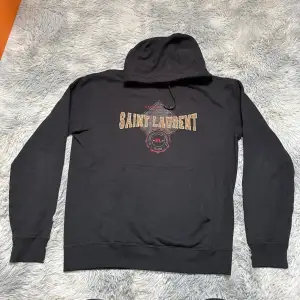 Säljer denna Saint Laurent hoodie i perfekt skick