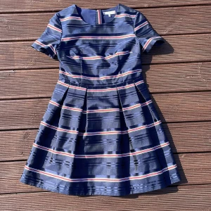 Tommy Hilfiger cocktail klänning  - Jätte fin cocktail klänning från Tommy Hilfiger i nyskick. Storlek 164 som jag skulle uppskatta till XXS-XS