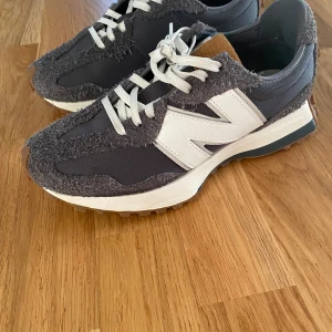 New Balance  - Är i jättefint skick, knappt använda. Stl 38, inköpta på Mytheresa. Nypris 1299 kr. 