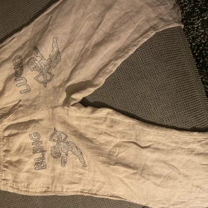 Bling Lucid linnebyxor  - Säljs inte längre, (jätte limiterad produkt)  (Pris ej hugget i sten) Köpt för 799kr från bling lucid  Jag är 185 och de passar mig utmärkt passar även 180 osv 