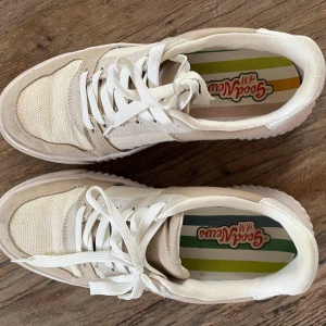 H&M/Good News  - Fin Kollektion mellan H&M och Good News🌹finns tecken på användning🌹normal i storlek🌹 Good News en företag från london som gör miljövänliga skor🌹