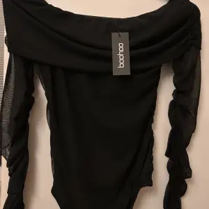 Off shoulder top med mesh detaljer från booho stl 38 sitter som en S