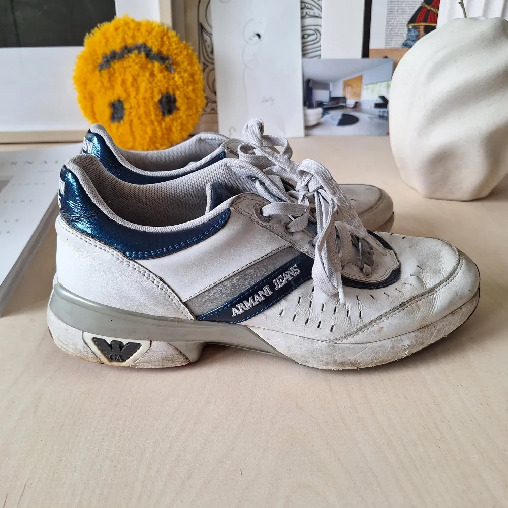 Vintage Armani Jeans sneakers från ca 2007. Väl omhändertagna men välanvända. Håller många år till, robusta och bra kvalitet! Kommer tillsammans med originalinnersula. . Skor.