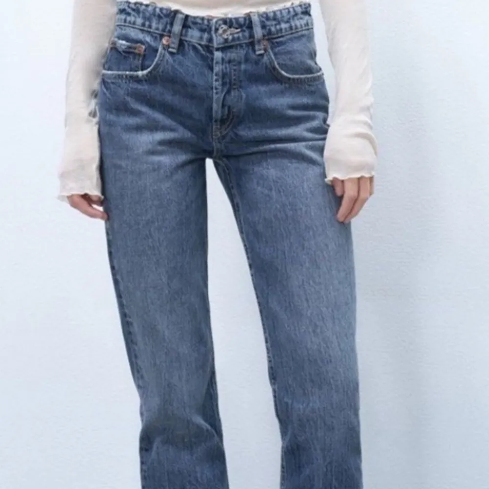 Säljer mina mörkblå, populära Zara jeans. De är i toppenskick utöver slitning och lite missfärgning längst ner, därav priset. De passar mig som är 168 bra! Midja: mid rise Midjemått: 36cm Innerbenslängd: 81cm Hör gärna av dig vid frågor/intresse!💕. Jeans & Byxor.