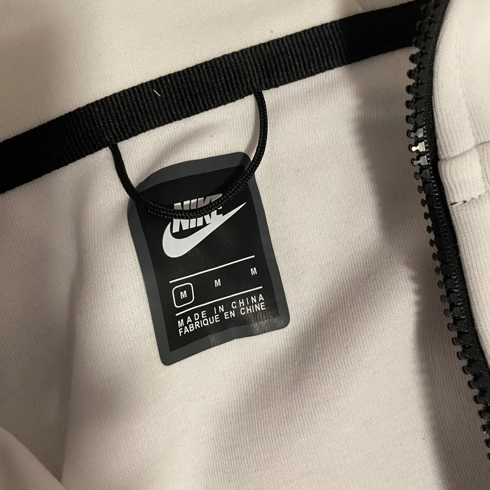 Hej!           Säljer åkta Nike tech fleece säljer den för att den passar inte mig längre pris kan vi diskutera och har inte använd den mycket.. Hoodies.