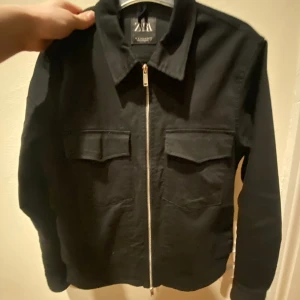 Svart Zara overshirt - Säljer en vanlig svart overshirt från zara som jag har tröttnat på. Använd få talls gånger