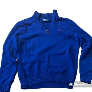 Ralph lauren halv zip - Säljer min Ralph lauren halv zip då den är för stor! Passar ngn mellan 170-185! Skick: 10/10 inget tecken på användning! Nypris: 2000kr typ!! mitt pris: 600kr!!  INGET OG MEDFÖLJER!!!